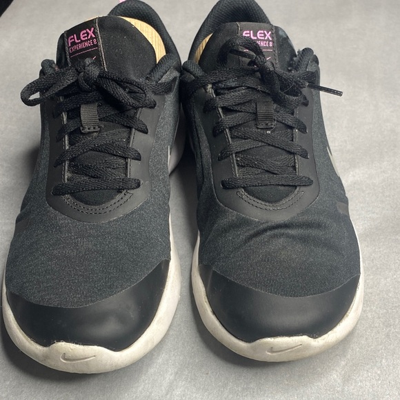 Nike Kids Sneakers in Black and Pink - Picture 4 of 9